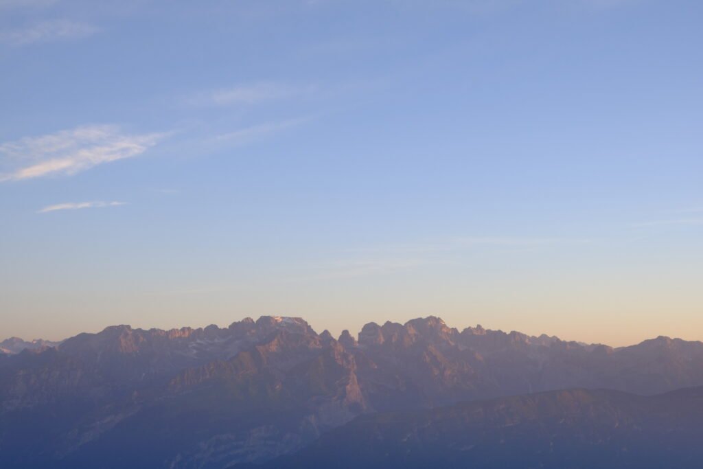Le montagne del Trentino all'alba, tra il blu e il rosa del cielo