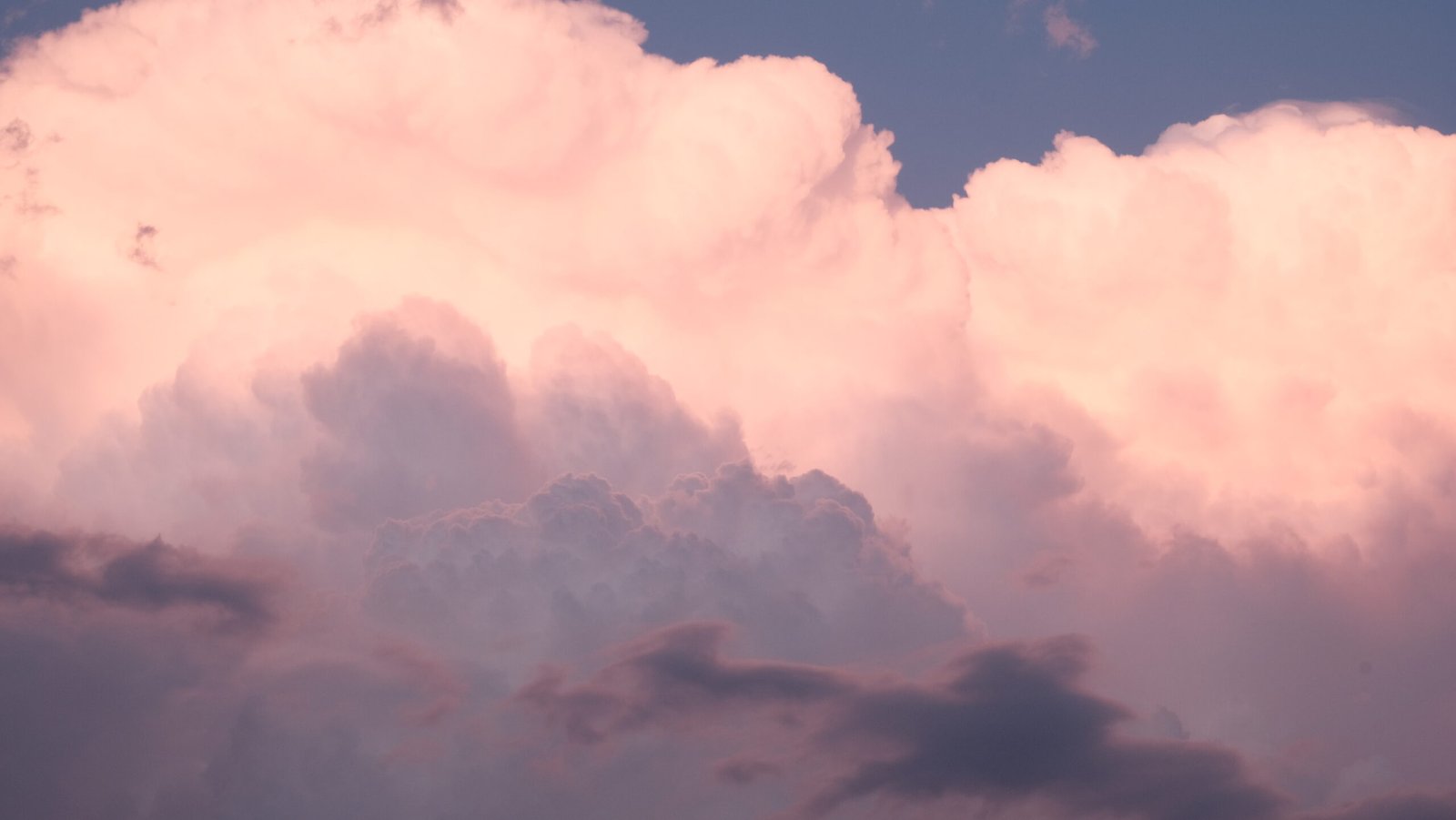 Nuvole rosa al tramonto sopra le montagne